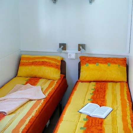 Victoria Mobilehome In Village Juliamare キャンプ場 ジュリアノーヴァ